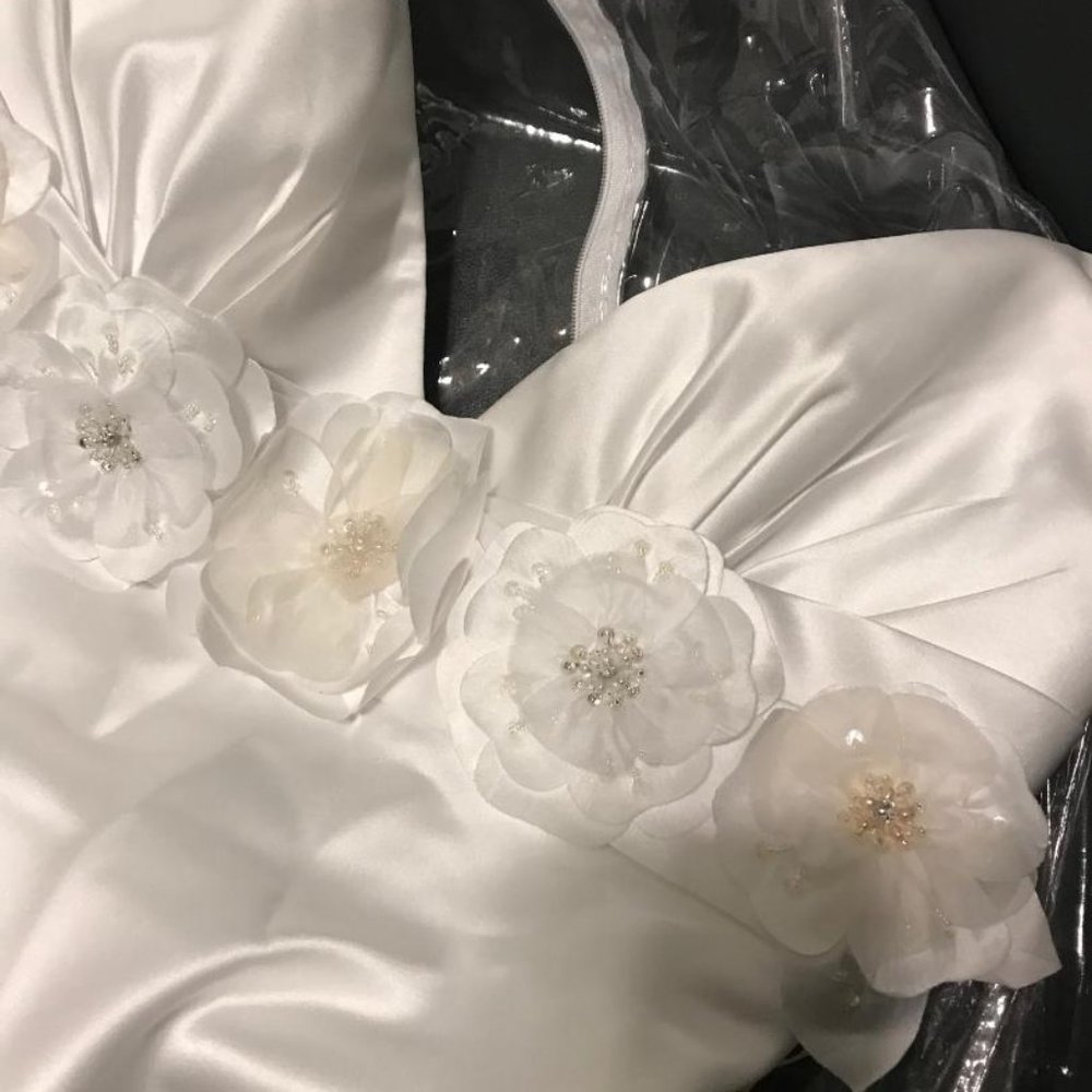 WHITE BRIDAL GOWN - BEACH - Picture 3 of 7